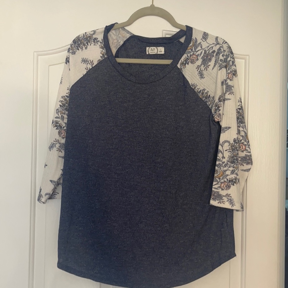 maurices size large 3/4 length top. super comfy!